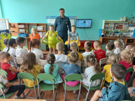 Встреча с сотрудником МЧС Встреча с сотрудником МЧС.